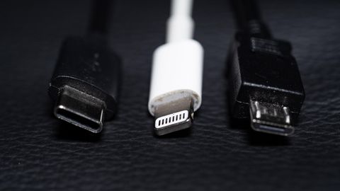 Ein USB-C, ein Apple Lightning und ein Micro-USB Kabel (von links nach rechts) sind nebeneinander zu sehen. Es ist eine Einigung auf einheitliche Ladekabel in der EU möglich.