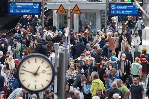 Bahnsteig voller Menschen
