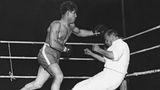 7. Juni 1952: Riesenskandal im Boxen — Peter "de Aap" Müller schlägt Ringrichter k. o.  Ein internationaler Durchbruch gelingt ihm nie, dennoch bringt es der deutsche Boxer Peter Müller heute vor 70 Jahren zu weltweiter Bekanntheit — allerdings auf ziemlich unrühmliche Art: Der gebürtige Kölner kämpft im heimischen Eis- und Schwimmstadion gegen seinen Erzrivalen Hans Stretz um die Deutsche Meisterschaft im Mittelgewicht. Müller ist mit seinen 1,65 Metern deutlich kleiner als sein Gegner und sucht den Nahkampf. Doch Ringrichter Max Pippow trennt die Kontrahenten immer wieder. In Runde acht, als Müller nach Punkten hinten liegt, hat er die Faxen dicke: "Wat trennste mich dänn dauernd, do Jeck! Dä Mann is jroß un ich bin klein, ich will dä in de Ribbe bumse“, schreit der 25-Jährige Pippow in seinem typischen Kölner Dialekt an. "Halten Sie den Mund, weiterkämpfen!“, blafft der Ringrichter angeblich zurück und nennt ihn nach Müllers Angaben einen Zigeuner. Da rastet der ehemalige Melker und Bananenverkäufer aus und schickt Pippow mit einem gezielten linken Haken bewusstlos in den Ringstaub. Nach dem Knockout des Ringrichters drischt er weiter auf Stretz ein und jagt nebenbei noch die eigenen Sekundanten, die ihn stoppen wollen, aus dem Ring.  Müllers Karriere tut der Skandal keinen Abbruch. Zwar wird er zunächst vom Bund deutscher Berufsboxer auf Lebenszeit gesperrt, doch wegen Formfehlern wird die Sperre später aufgehoben. Schon 1953 steht "de Aap" ("der Affe", wie seine Fans ihn liebevoll-spöttisch nennen) wieder im Ring und erst im Alter von 39 Jahren — nach 133 Siegen in 176 Kämpfen, davon 68 durch K. o. — hängt er die Boxhandschuhe 1966 endgültig an den Nagel. Am 22. Juni 1992 stirbt Müller mit 65 Jahren an einem Schlaganfall.