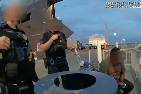 Polizisten in Arizona stehen neben dem späteren Opfer