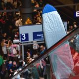 Surfbrett  und Rolltreppe