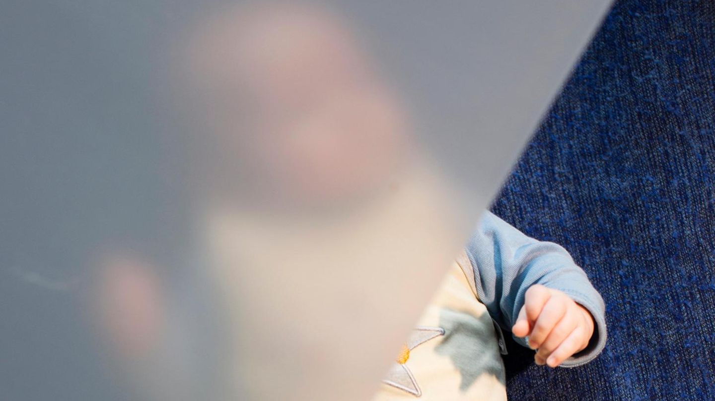 Unscharfes Bild von Baby Johannes, geboren durch Leihmutterschaft