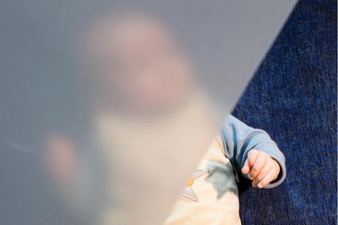 Unscharfes Bild von Baby Johannes, geboren durch Leihmutterschaft