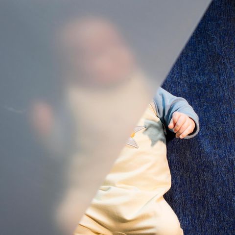 Unscharfes Bild von Baby Johannes, geboren durch Leihmutterschaft
