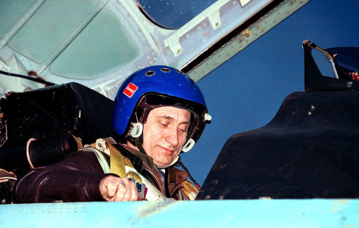 Harter Mann für harte Zeiten Putin fliegt als Co-Pilot in einem Jet vom Typ Suchoi-27 vom Schwarzmeer-Kurort Sotschi in das vom Krieg fast völlig zerstörte Grosny. Über den Suchoi-Jet sagt Putin nach der Landung vor laufenden Fernsehkameras: "Eine gute Maschine, schön, stark und gefügig." Putin geht als klarer Favorit in die vorgezogene Präsidentenwahl. Es sind Auftritte wie diese, die ihn populär machen. Ein harter Mann in harten Zeiten – das sei, was Russland im neuen Jahrtausend brauche, erzählen den Russen die Medien des Oligarchen Beresowski.