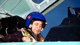 Putin fliegt als Co-Pilot in einem Jet vom Typ Suchoi-27 vom Schwarzmeer-Kurort Sotschi in das vom Krieg fast völlig zerstörte Grosny. Über den Suchoi-Jet sagt Putin nach der Landung vor laufenden Fernsehkameras: "Eine gute Maschine, schön, stark und gefügig."  Putin geht als klarer Favorit in die vorgezogene Präsidentenwahl. Es sind Auftritte wie diese, die ihn populär machen. Ein harter Mann in harten Zeiten – das sei, was Russland im neuen Jahrtausend brauche, erzählen den Russen die Medien des Oligarchen Beresowski. 