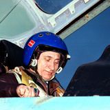 Putin fliegt als Co-Pilot in einem Jet vom Typ Suchoi-27 vom Schwarzmeer-Kurort Sotschi in das vom Krieg fast völlig zerstörte Grosny. Über den Suchoi-Jet sagt Putin nach der Landung vor laufenden Fernsehkameras: "Eine gute Maschine, schön, stark und gefügig."  Putin geht als klarer Favorit in die vorgezogene Präsidentenwahl. Es sind Auftritte wie diese, die ihn populär machen. Ein harter Mann in harten Zeiten – das sei, was Russland im neuen Jahrtausend brauche, erzählen den Russen die Medien des Oligarchen Beresowski. 