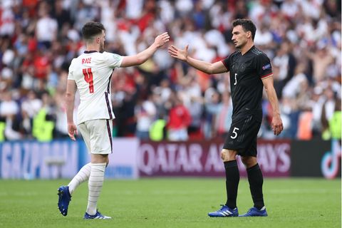 Rice (links) und Hummels (rechts) beim Handshake nach dem EM-Achtelfinale.