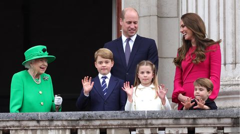 Queen Elizabeth II., Prinz William, Herzogin Kate und ihre drei Kinder auf dem Balkon des Buckingham Palastes
