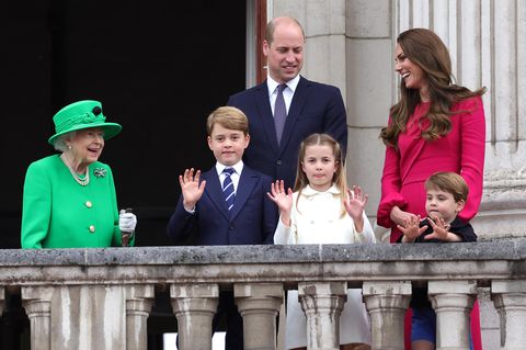 Queen Elizabeth II., Prinz William, Herzogin Kate und ihre drei Kinder auf dem Balkon des Buckingham Palastes