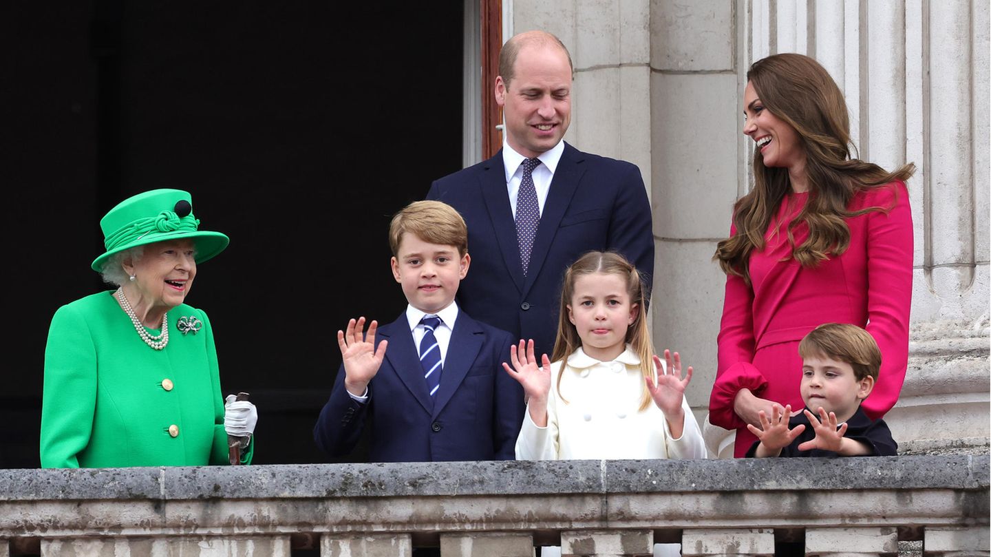 Queen Elizabeth II., Prinz William, Herzogin Kate und ihre drei Kinder auf dem Balkon des Buckingham Palastes