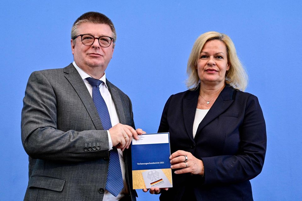 Thomas Haldenwang und  Nancy Faeser bei der Präsentation des Verfassungsschutzberichtes 2021