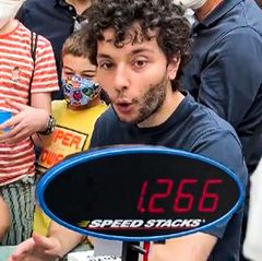 Faktencheck: Mann löst Rubiks Cube (Zauberwürfel) in 1,2 Sekunden: