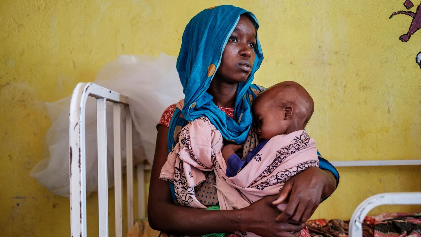 Ein Frau hält ihr geschwächtes Kind im Gesundheitszentrum von Kelafo im Osten Äthiopiens auf dem Arm. Dürren und ein Bürgerkrieg haben zu Hungerkrisen und Unterernährung im Land geführt