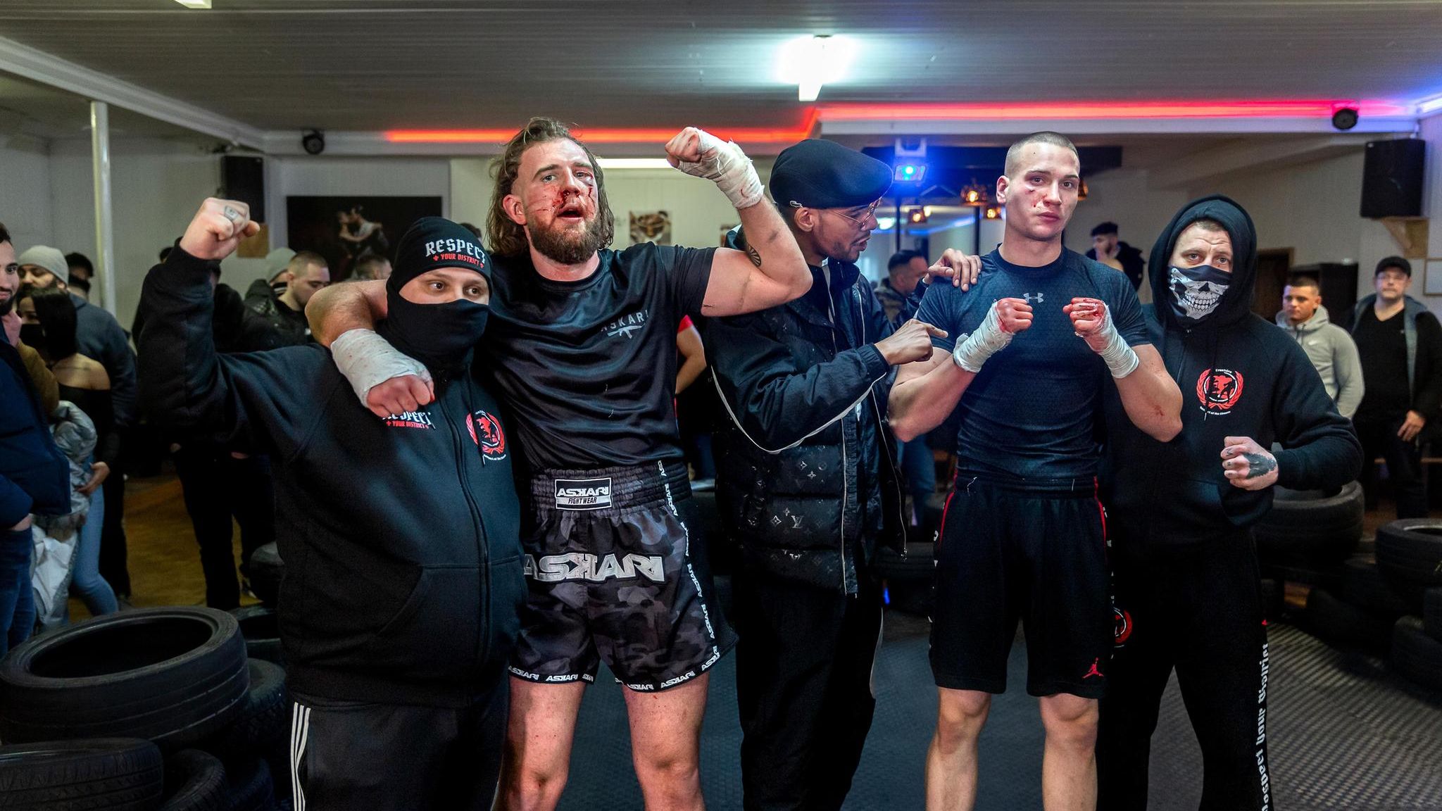 Nach dem Kampf im Fight Club posieren die Veranstalter mit den beiden Kämpfern