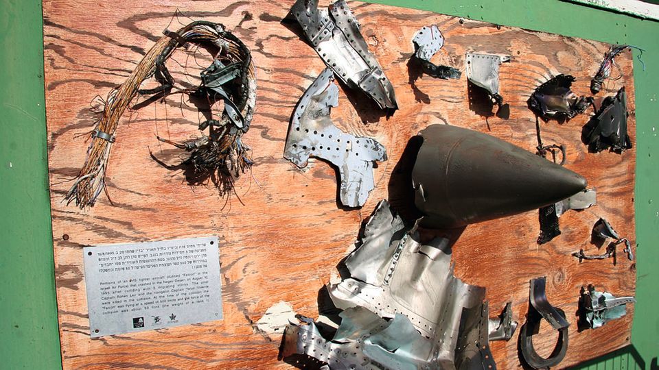 Die Überreste eines durch Vogelschlag abgestürzten Kampfflugzeuges der israelischen Luftwaffe