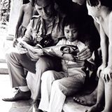 stern-Fotograf Perry Kretz bei seinem ersten Besuch 1973. Staunend betrachten Kim Phuc und ihre Spielkameraden eine Ausgabe des stern.