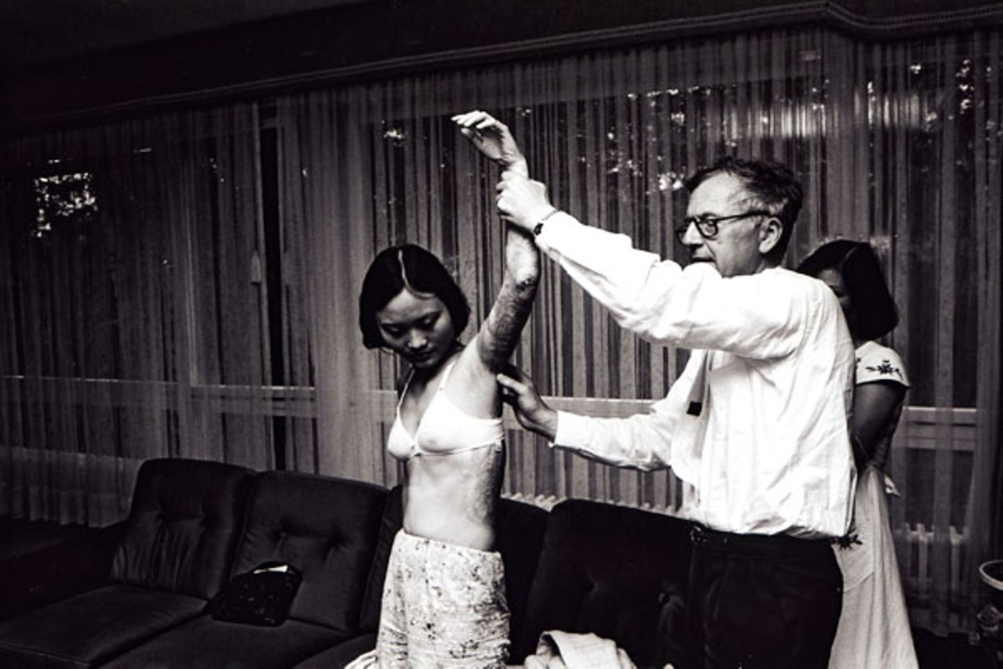 1984 gelang es Kretz , die 21-jährige Phuc von Vietnam nach Deutschland zu bringen. Hier behandelte Professor Rudolf Zellner von der Unfallklinik Ludwigshafen ihre Brandnarben.