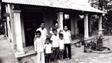 Kim Phuk und ihre Familie. Sie hatten im Juni 1972 zunächst in einer steinernen Pagode versteckt. Als die ersten Bomben fielen, rannten sie in Panik auf die Straße.