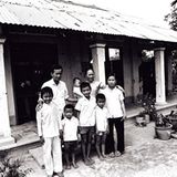 Kim Phuk und ihre Familie. Sie hatten im Juni 1972 zunächst in einer steinernen Pagode versteckt. Als die ersten Bomben fielen, rannten sie in Panik auf die Straße.