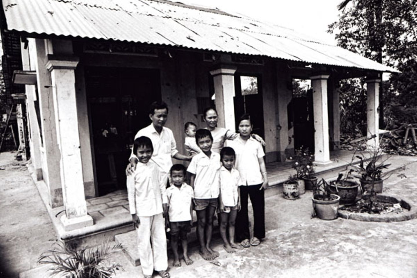 Kim Phuk und ihre Familie. Sie hatten im Juni 1972 zunächst in einer steinernen Pagode versteckt. Als die ersten Bomben fielen, rannten sie in Panik auf die Straße.