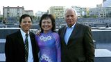Kim Phuc mit ihrem Mann und stern-Fotograf Perry Kretz, den sie stets "Papa Perry" nannte, bei einem Besuch 2005 in Berlin