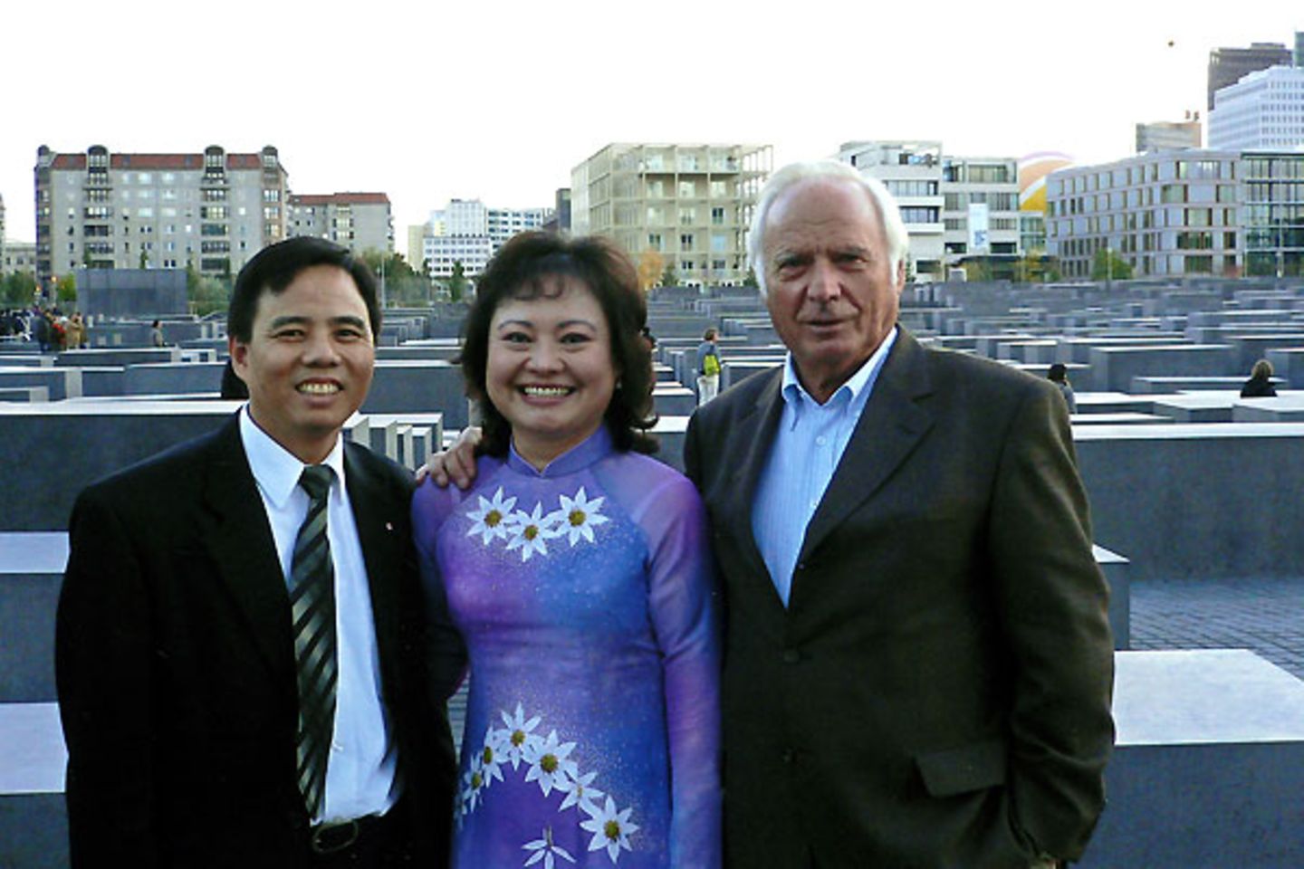 Kim Phuc mit ihrem Mann und stern-Fotograf Perry Kretz, den sie stets "Papa Perry" nannte, bei einem Besuch 2005 in Berlin
