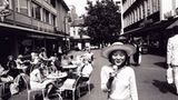 Typisch deutsch: Eine Fußgängerzone mit der "Capri"-Eisdiele. Kim Phuc lässt es sich schmecken, als sie zur Behandlung in Deutschland ist.