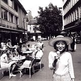 Typisch deutsch: Eine Fußgängerzone mit der "Capri"-Eisdiele. Kim Phuc lässt es sich schmecken, als sie zur Behandlung in Deutschland ist.