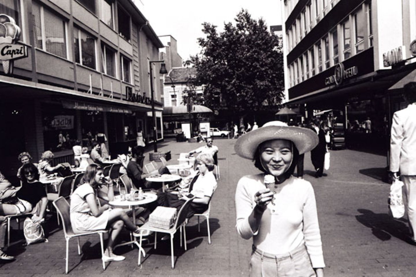 Typisch deutsch: Eine Fußgängerzone mit der "Capri"-Eisdiele. Kim Phuc lässt es sich schmecken, als sie zur Behandlung in Deutschland ist.