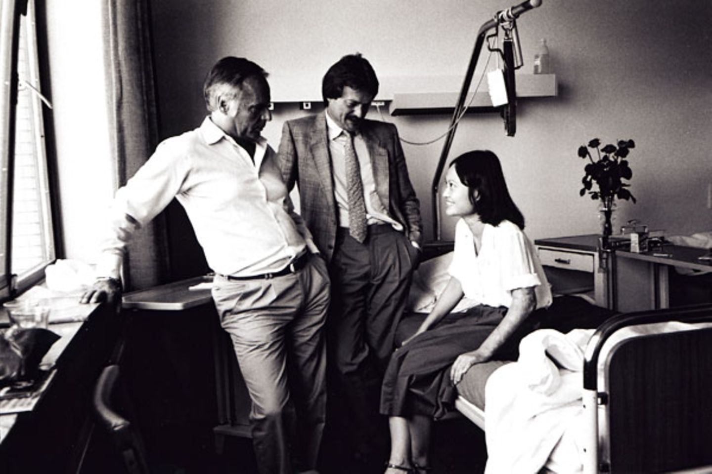 Nach der Operation in Ludwigshafen: Perry Kretz und Klaus Liedtke besuchen Kim Phuc. Liedke, der die Geschichten schrieb, zu denen Kretz die Fotos machte, war später unter anderem Chefredakteur des stern und von "National Geographic Deutschland".