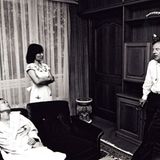 Phuk und Zellner bei einer Besprechung. Der deutsche Arzt versuchte, die Vernarbungen zu beseitigen, die die junge Frau nach wie vor in ihrer Beweglichkeit einschränken.