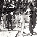 Ein Jahr nach dem Napalm-Angriff besuchte der stern-Fotograf Perry Kretz die junge Kim Phuc in einer Klinik in Vietnam. Kretz sagte im Rückblick: "Sie hatte ein Lächeln, das mir nie aus dem Kopf gegangen ist."