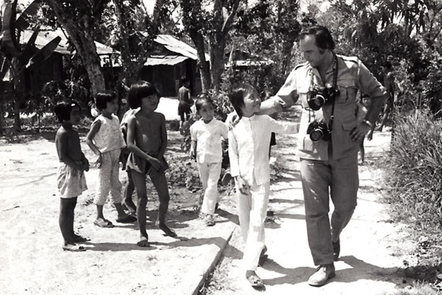 Ein Jahr nach dem Napalm-Angriff besuchte der stern-Fotograf Perry Kretz die junge Kim Phuc in einer Klinik in Vietnam. Kretz sagte im Rückblick: "Sie hatte ein Lächeln, das mir nie aus dem Kopf gegangen ist."