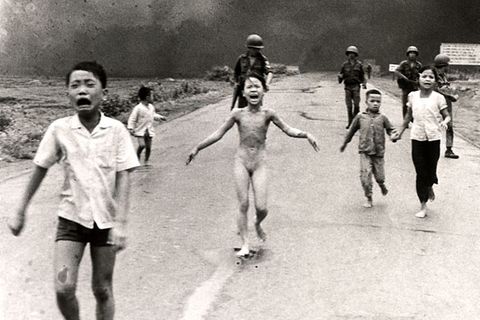 Dieses Foto ging um die Welt: Heute vor 50 Jahren, am 8. Juni 1972, bombardierten US-Flugzeuge das Dorf Trang Bang, etwa 40 Kilometer nordwestlich des damaligen Saigon. Die damals neunjährige Kim Phuc läuft nackt und vom Napalm verbrannt inmitten ihrer Cousins und Cousinen auf den vietnamesischen AP-Fotografen Nick Ut zu, der den Moment mit seiner Leica M2 festhält und dabei ein Foto erschafft, das zur weltweiten Ikone wurde