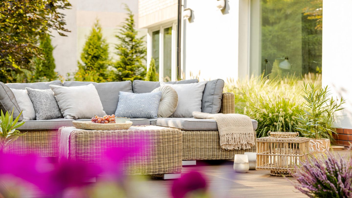 Eine Lounge im Freien lädt zum Verweilen ein, tagsüber in der Sonne und abends bei Kerzenschein. Eine Lounge im Freien lädt zum Verweilen ein, tagsüber in der Sonne und abends bei Kerzenschein.