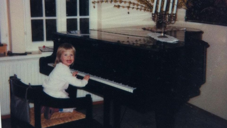 Samenspende Christiane Dollmann Kinderbild Christiane Dollmann als Kleinkind am Klavier