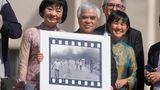 Kim Phuc und Nick Ut mit Foto