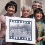 Kim Phuc und Nick Ut mit Foto