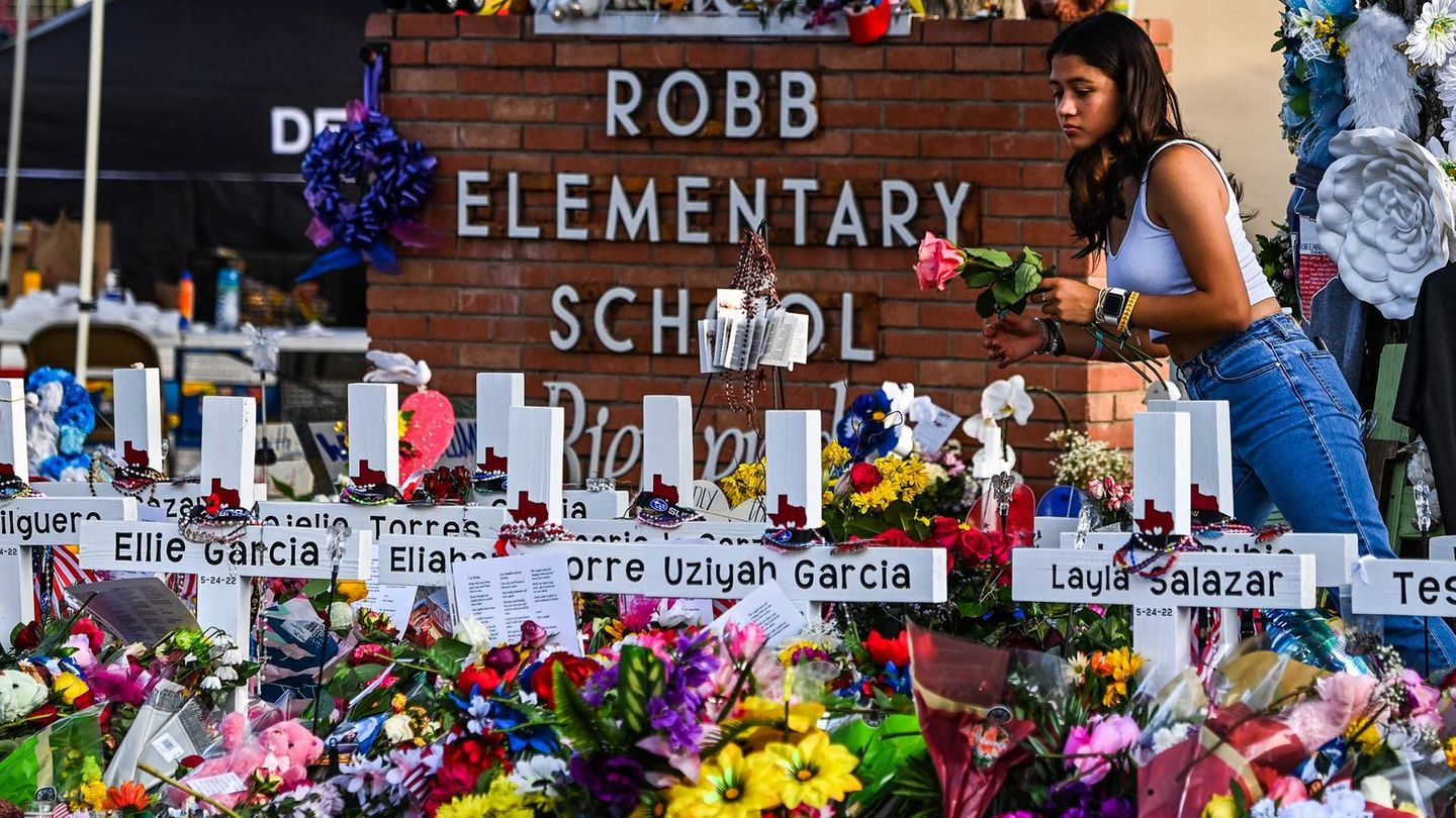 Provisorische Gedenkstätte vor der Rob Elementary School in Uvalde
