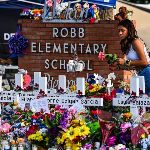 Provisorische Gedenkstätte vor der Rob Elementary School in Uvalde