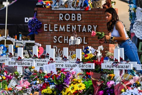 Provisorische Gedenkstätte vor der Rob Elementary School in Uvalde