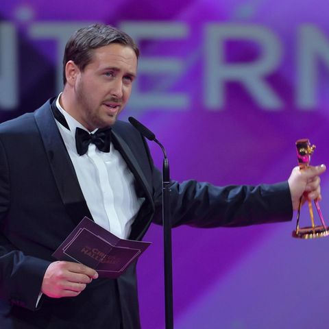 Angebliches Double von Ryan Gosling: Ludwig Lehner
Goldene Kamera 2017, Messe, Hamburg, 4.3.2017
Foto: Eva Oertwig/SCHROEWIG

www.SCHROEWIG.com

SCHROEWIG/News &amp; Images
Hohenzollerndamm 152
D-14199 Berlin (Germany)
Fon +49 - 30 - 892 10 76
Fax +49 -...