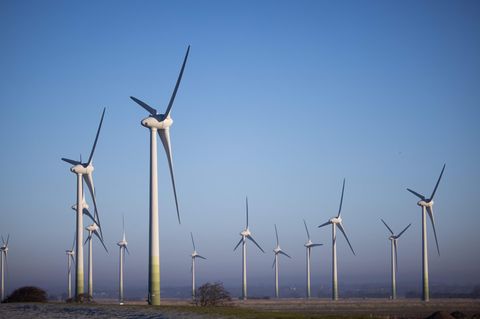 Windräder stehen auf einem Feld im Sönke Nissen Koog nahe der Nordsee bei Bordelum
