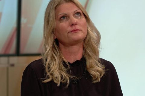 Eine blonde Frau schaut weinend nach oben, weil sie sich vor einer Mieterhöhung sorgt