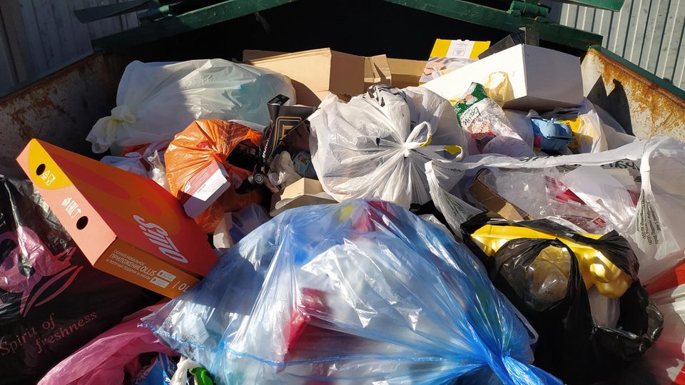Ein Container voller weggeschmissener Lebensmittel. Spanien hat dem Food Waste den Kampf angesagt