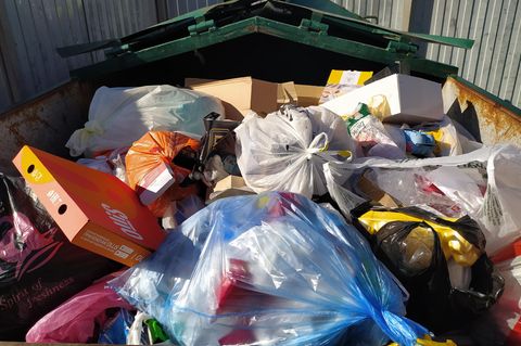 Ein Container voller weggeschmissener Lebensmittel. Spanien hat dem Food Waste den Kampf angesagt