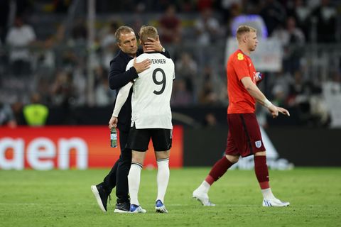 Ohne Fortune im Abschluss: Hansi Flick umarmt nach dem Schlusspfiff gegen England Angreifer Timo Werner