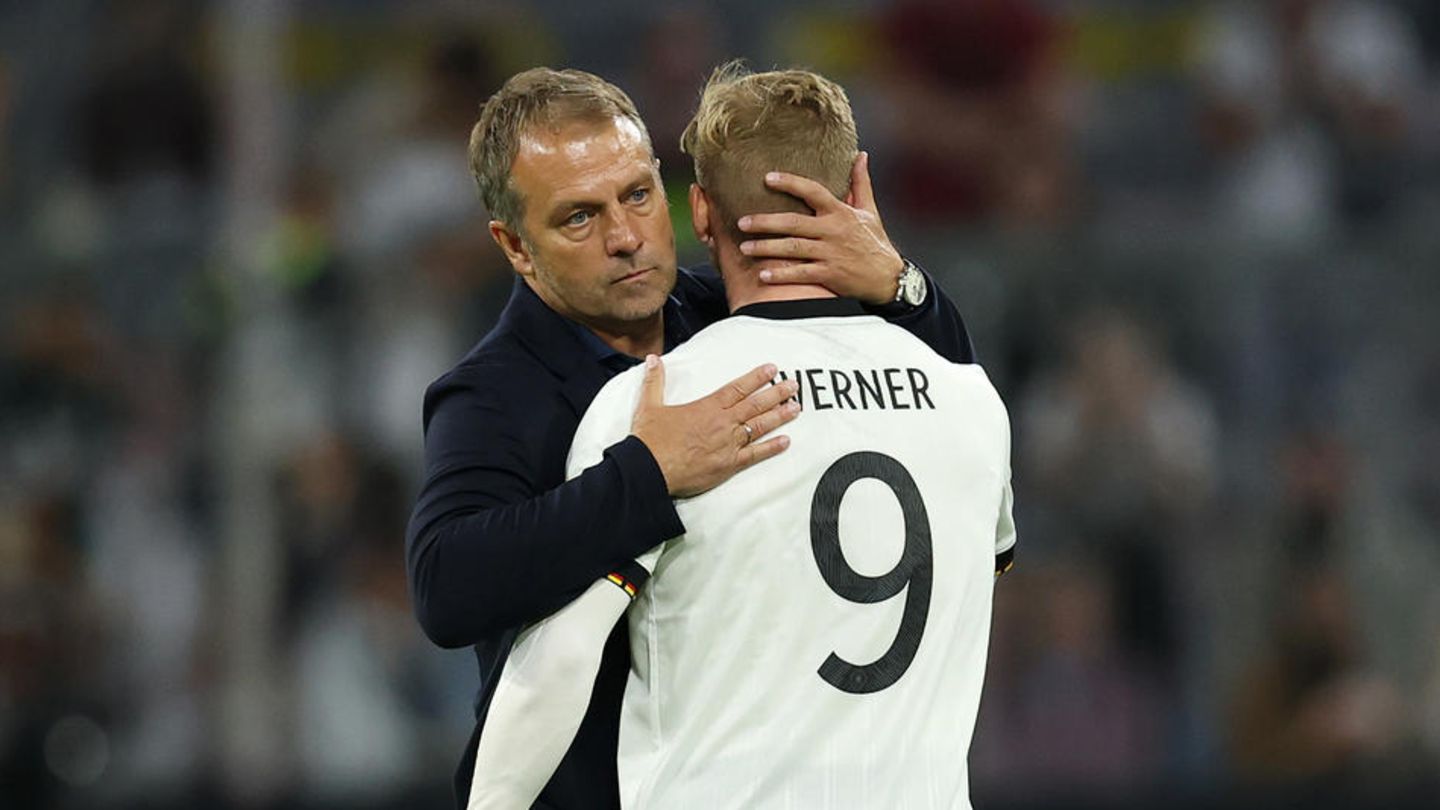 Ohne Fortune im Abschluss: Hansi Flick umarmt nach dem Schlusspfiff gegen England Angreifer Timo Werner