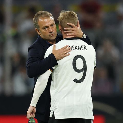 Ohne Fortune im Abschluss: Hansi Flick umarmt nach dem Schlusspfiff gegen England Angreifer Timo Werner